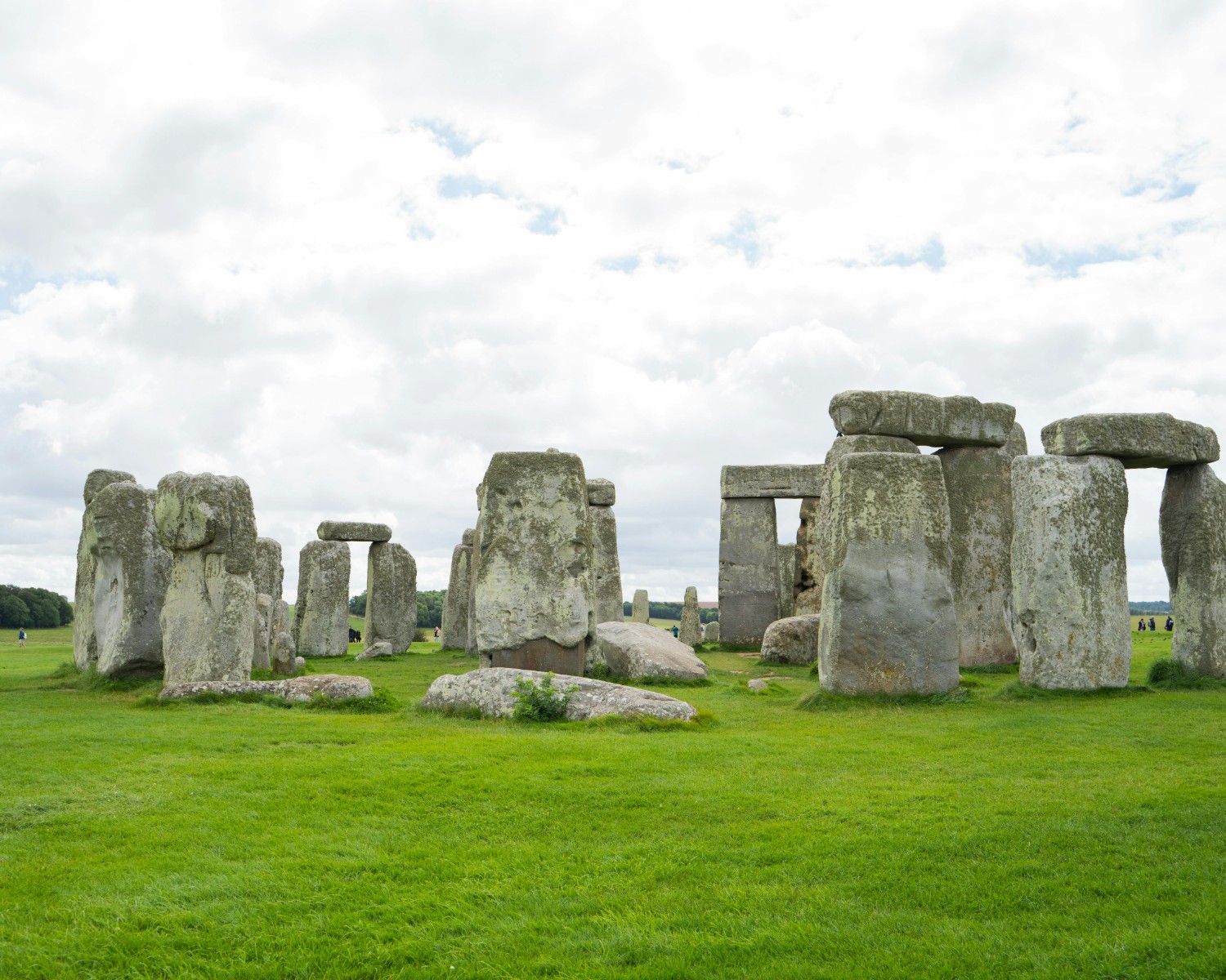 Stonehenge standing stones aligned with celestial patterns